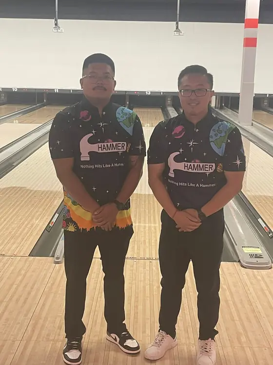 Sam and Danny Vang standing side by side on the lanes in matching Hammer jerseys